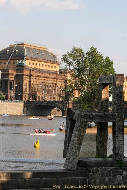 La chaise de Letní kino Střelecký ostrov et le Théâtre national - Prague, Czech Republic