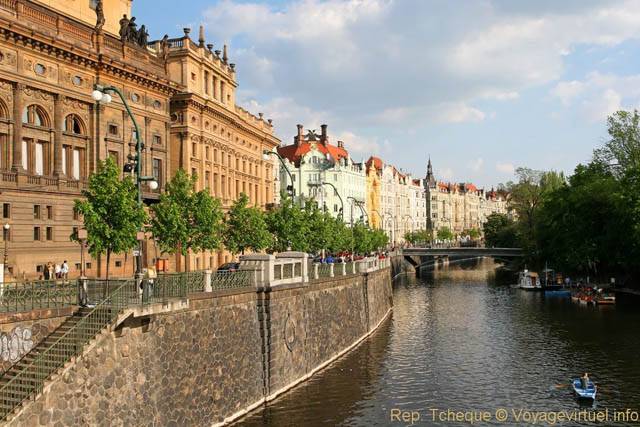 Le quai Masarykovo devant le Théâtre national - Prague, Czech Republic