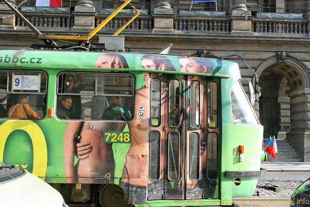 Publicité peinte sur un tramway, Národní - Prague, Czech Republic