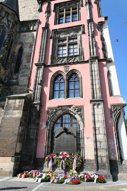Gerbes de fleurs devant le monument, Ancien Hôtel de ville, (Staroměstské náměstí) - Prague, Czech Republic