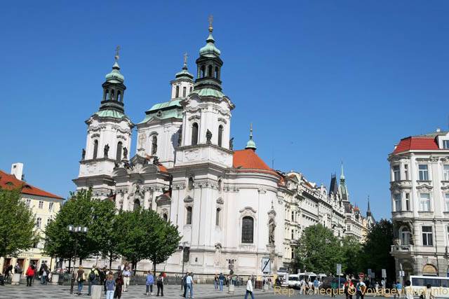 Square de la Vieille-ville, panorama sur l'Église Saint-Nicolas - Prague, Czech Republic