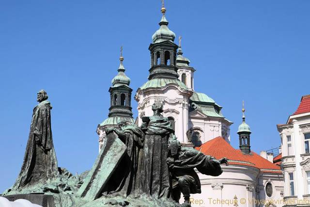 Place de la Vieille-Ville, gros plan sur les statues du Monument à Jan Hus - Prague, Czech Republic