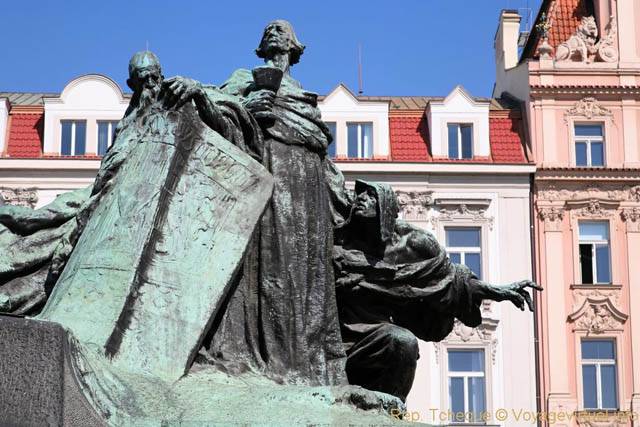 Jean Hus, symbole de l'intégrité morale entouré du peuple tchèque, Place de la Vieille-Ville - Prague, Czech Republic