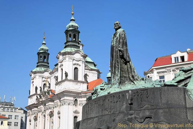 Jean Hus devant les clochers de l'Église saint-Nicolas, Place de la Vieille-Ville - Prague, Czech Republic