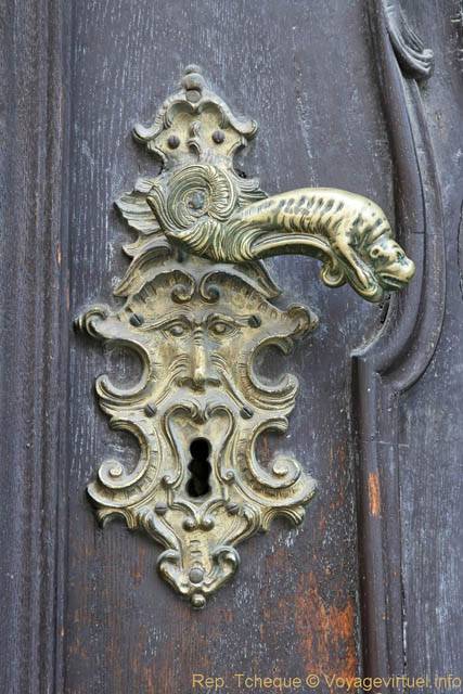 Ovocny Trh, détail de poignée de porte - Prague, Czech Republic