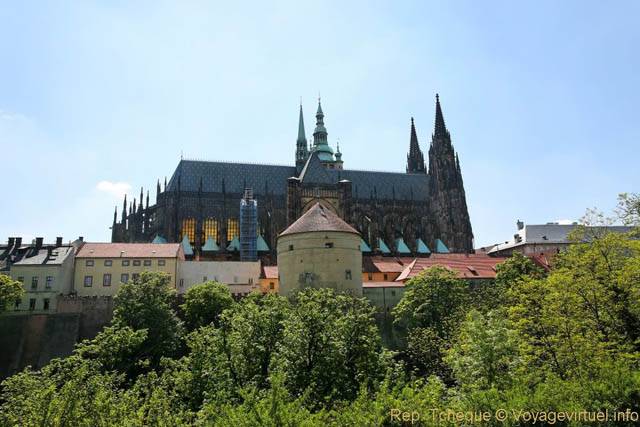 Cathédrale Saint-Guy, devant la Tour des Poudres, (Prazsky Hrad) - Prague, Czech Republic