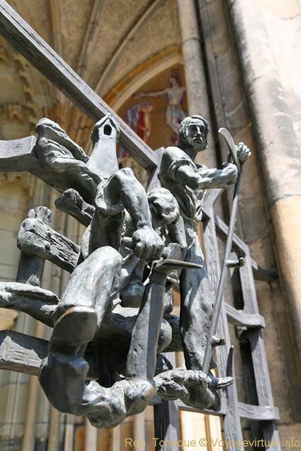 Porte d'Or, détail des sculptures de la grille, cathédrale Saint Guy, Saint Venceslas et Saint Adalbert - Prague, Czech Republic