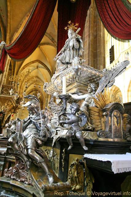 Cathédrale Saint-Guy, autre vue du tombeau de Jean Népomucène, (Prazsky Hrad) - Prague, Czech Republic