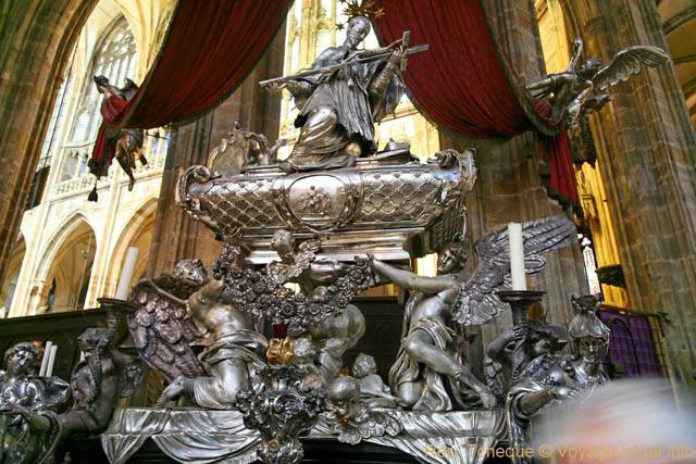 St Guy Cathédrale, le tombeau monumental en argent de Jean Népomucène, (Prazsky Hrad) - Prague, Czech Republic