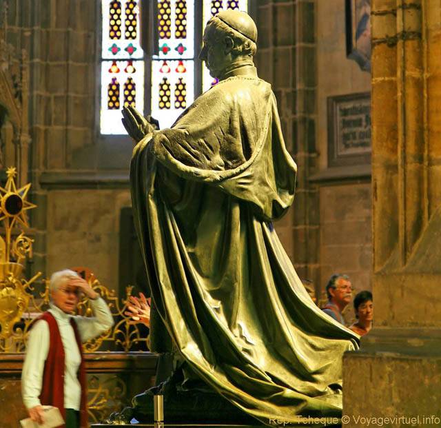 St Vitus Cathédrale, statue de pape en prière, (Prazsky Hrad) - Prague, Czech Republic