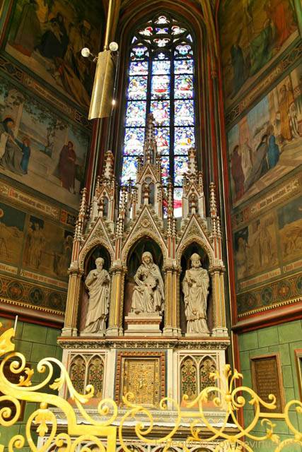 La Cathédrale Saint-Guy, sculptures en triptyque - Prague, Czech Republic