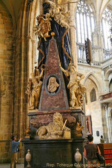 Un monument à l'intérieur de la cathédrale Sv Vit - Prague, Czech Republic