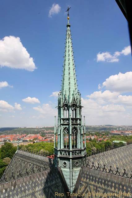 Les toits et la flèche gothique, Cathédrale Sv Vit Vaclav A Vojtech - Prague, Czech Republic