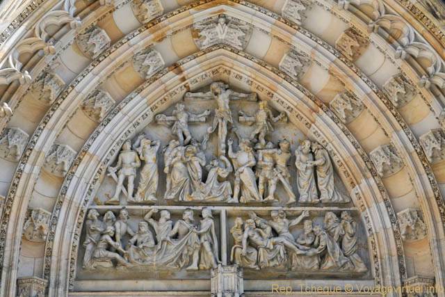 Le tympan du portail central, la crucifixion du Christ, Cathédrale Saint-Guy, (Prazsky Hrad) - Prague, Czech Republic
