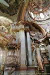 Église Saint-Nicolas (Kostel sv. Mikuláše), vue sur la chaire et le dôme, Malá Strana, Prague, Czech Republic.