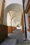 Hradčany, Loretanska, voûtes croisées et arcades blanches, Prague, Czech Republic.