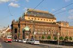 Théâtre national (Národní Divadlo), vue depuis le pont Most legii, Prague, Czech Republic.