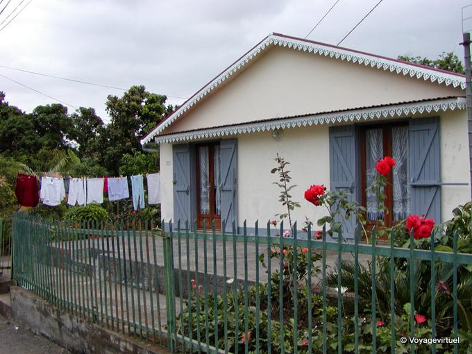Case, linen and roses in the Entre-Deux - Reunion