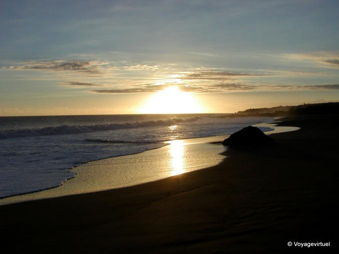 Beach and sunset towards the tip of Brittany - Reunion
