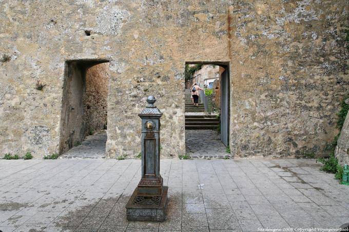 Alghero, bastione della Maddalena, fountain in front of Porta Mare - Sardinia
