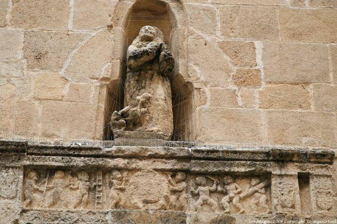 Alghero, Chiesa San Francesco, outdoor statue in a niche and low relief - Sardinia