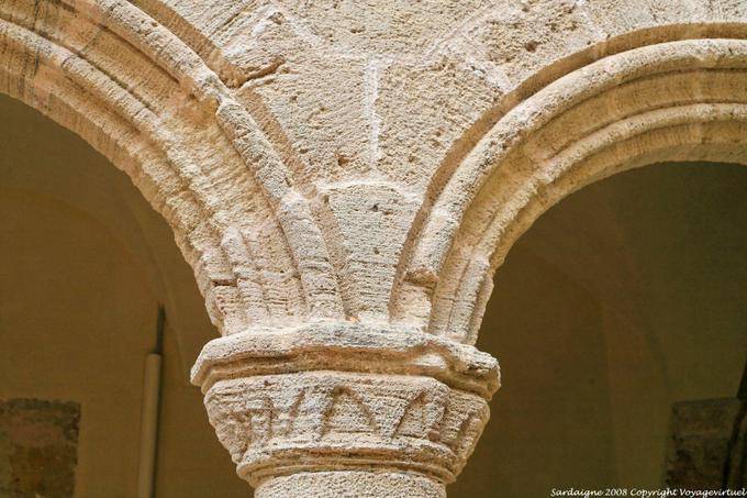 Alghero, San Francesco, cloister, detail bows and column - Sardinia