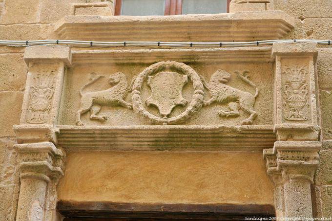 Pediment, Palazzo Machin, via Principe Umberto, Alghero - Sardinia