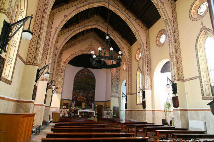 The nave and altar, church Cristo Redentore, Arborea - Sardinia