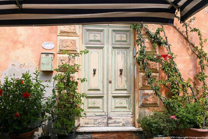 Arzachena, double door and local color - Sardinia