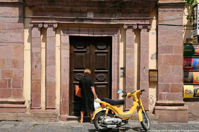 Bosa, Corso Vittorio Emanuele II, the colonnades of 65 - Sardinia
