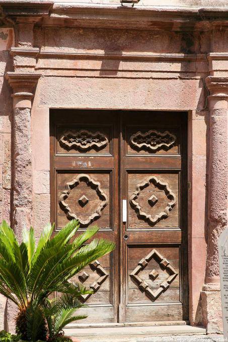Bosa, Corso Vittorio Emanuele II, columns door - Sardinia