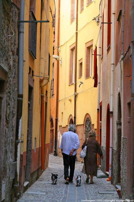 Bosa, via Santa Croce, the couple with two dogs - Sardinia