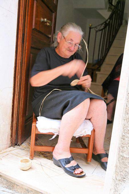 Castelsardo, weaving palm leaves, crafts - Sardinia