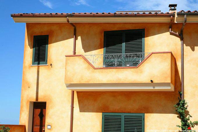 Luogosanto, via San Trano, facade colors of bread - Sardinia