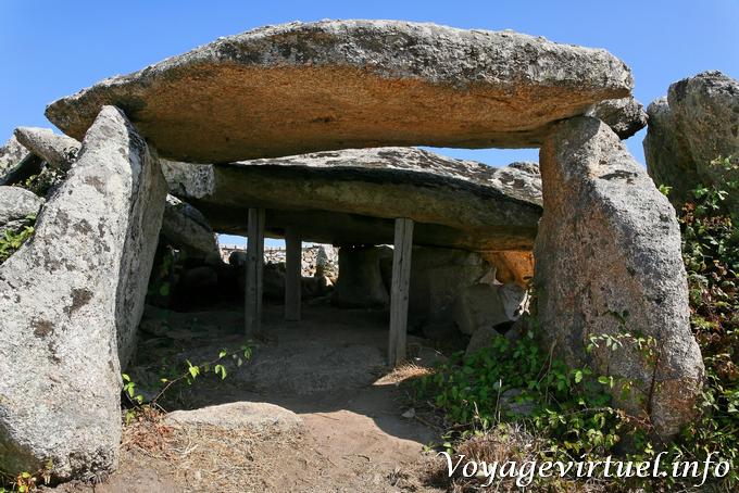 Luras, the interior of the dolmen supported Ladas - Sardinia