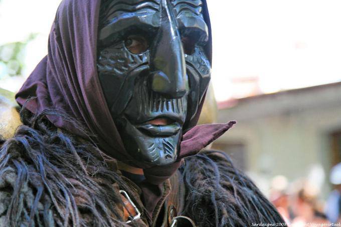 Nuoro, Festa del Redentore, Mamuthones Mamoiada, sidelong glance - Sardinia