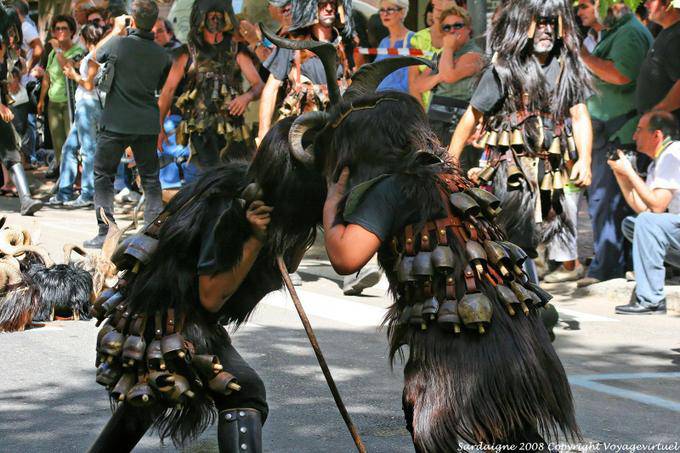 Nuoro, Festa del Redentore, Mamutzones Antigos Samugheo battle - Sardinia