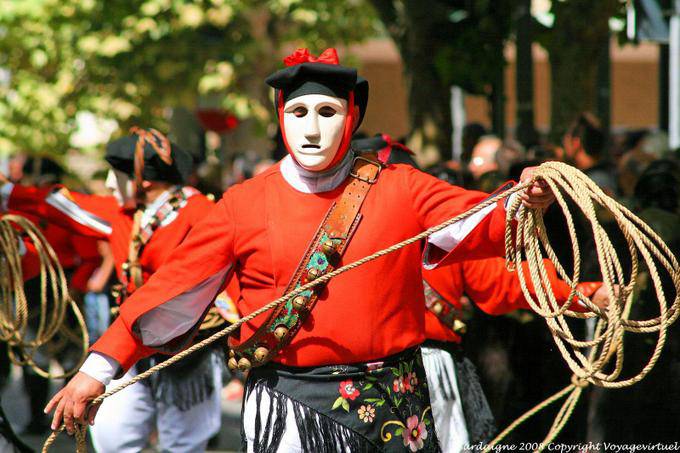 Nuoro, Festa del Redentore, Maschere Mamoiada preparation lasso - Sardinia