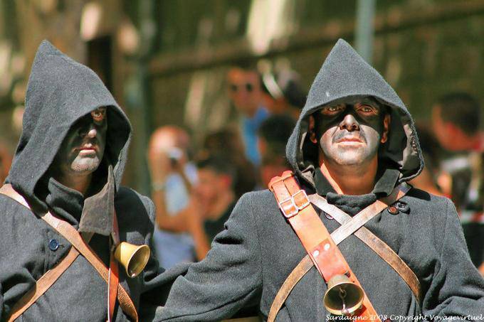 Nuoro, Festa del Redentore, Barbagia minors, look under cloak - Sardinia