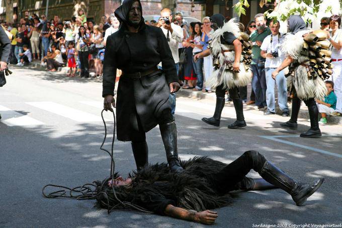 Nuoro, Festa del Redentore, Sonaggiaose Surzu Ortueri, foot on the beast - Sardinia