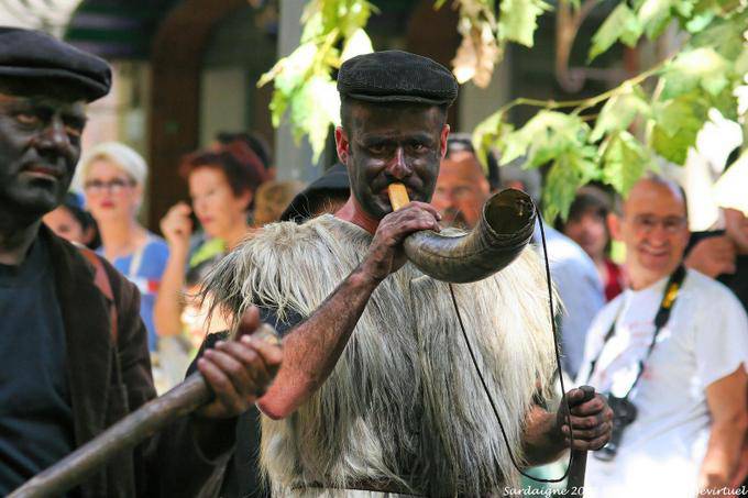 Nuoro, Festa del Redentore, sos Merdules Bezzos of Otzana man horn - Sardinia