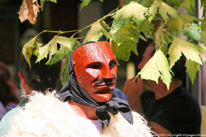 Nuoro, Festa del Redentore, sos Merdules Bezzos of Otzana, red mask - Sardinia