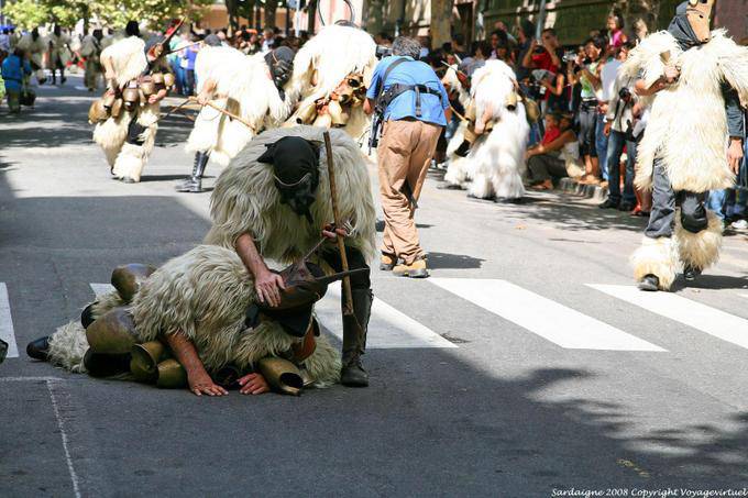Nuoro, Festa del Redentore, sos Merdules Bezzos of Otzana taken beast - Sardinia
