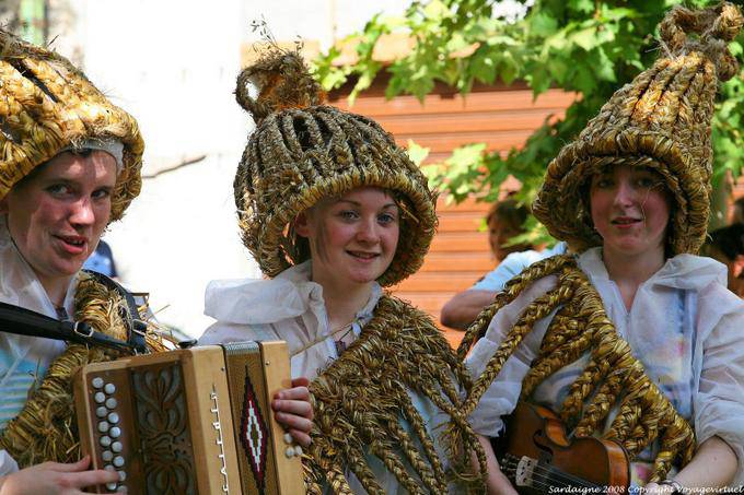 Smile and accordion, Nuoro, Festa del Redentore, vegetable traditional dress - Sardinia