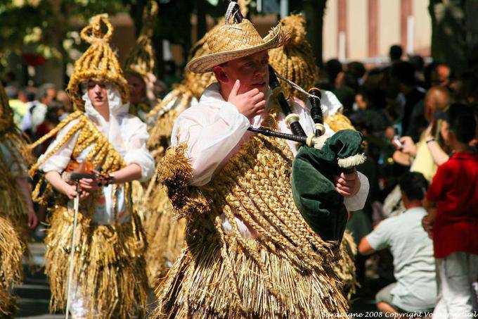 Nuoro, Festa del Redentore, traditional plant bagpipe outfits - Sardinia