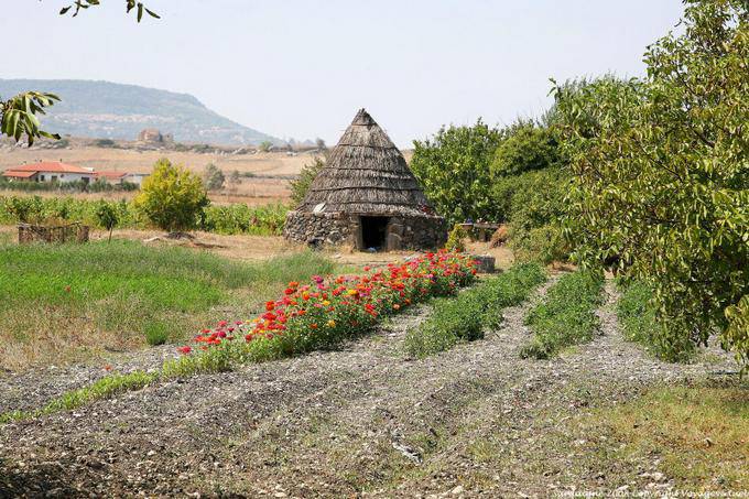 Nuraghe Santu Antine, Outdoor hut - Sardinia