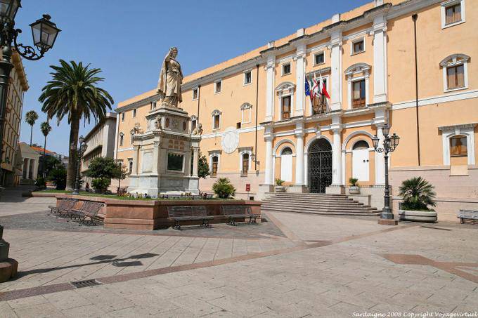 Marble monument Giudicessa Eleanor, Oristano Piazza Eleonora - Sardinia