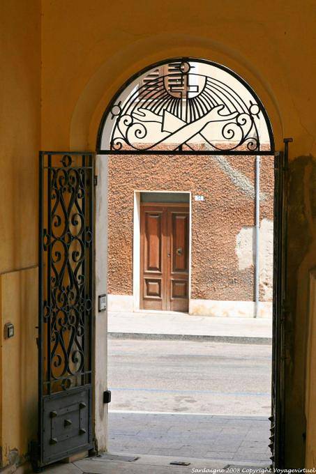 Gate open, Oristano, via Duomo - Sardinia