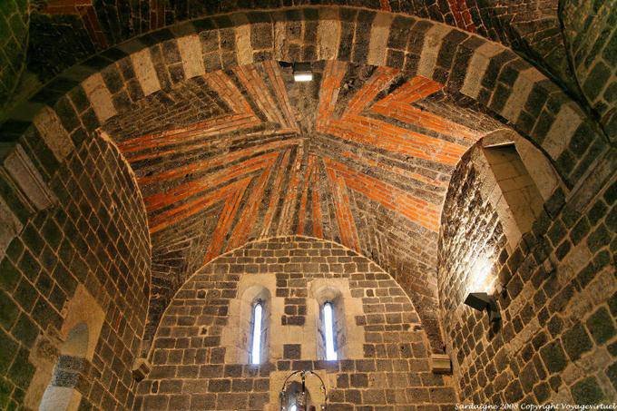 Basilica of the Holy Trinity of Saccargia, vault characteristic architecture - Sardinia