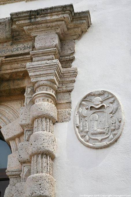 Sassari, Palazzo del Barone Uzzini, medallion and column detail - Sardinia